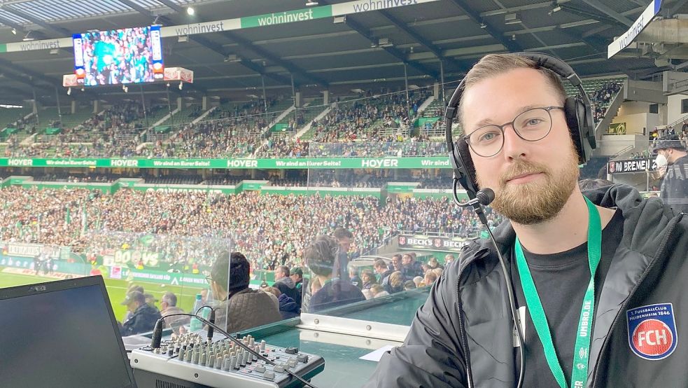 Der Ostfriese Tim Janssen am Mikro für den 1. FC Heidenheim. Im Oktober musste er in Bremen allerdings eine 0:3-Niederlage kommentieren. Fotos: 1. FC Heidenheim