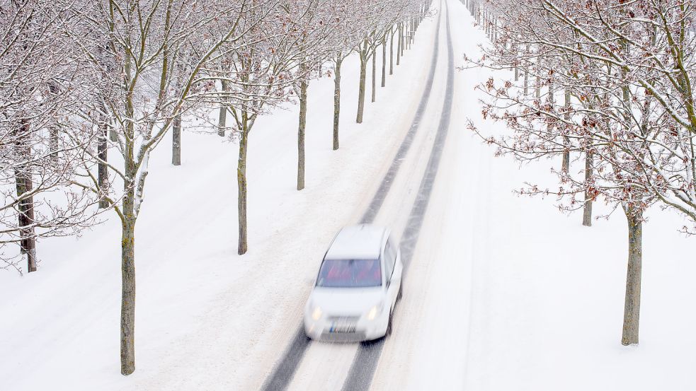 Wer es noch nicht getan hat, sollte nun auf Winterreifen umsteigen. Sonst könnten Bußgelder drohen. Foto: Gabbert/dpa