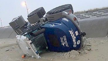 Ein Radlader der Stadtwerke kippte wegen Glatteis auf den Strand. Foto: privat