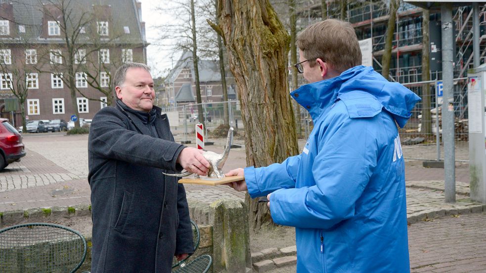 Rainer Kinzel, Leiter des Fachbereichs Stadtentwicklung und Umwelt, nahm am Montag den „Dinosaurier“ entgegen. Foto: F. Doden