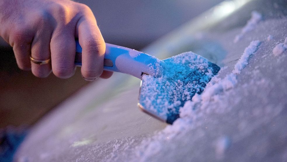 Ein Eiskratzer sollte nicht aus Metall sein. Er zerkratzt sonst die Scheibe. Foto: Marijan Murat/dpa