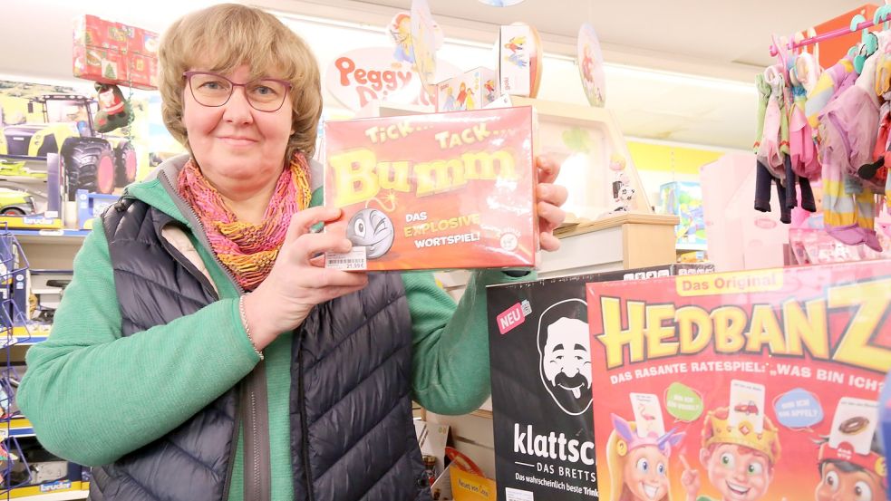 Birgit Trost von Hermerding Kindermoden und Spielwaren trifft mit ihrer Spieleempfehlung zwei Fliegen mit einer Klappe: Bei „Tick Tack Bumm“ wird ein wenig geböllert. Foto: Böning
