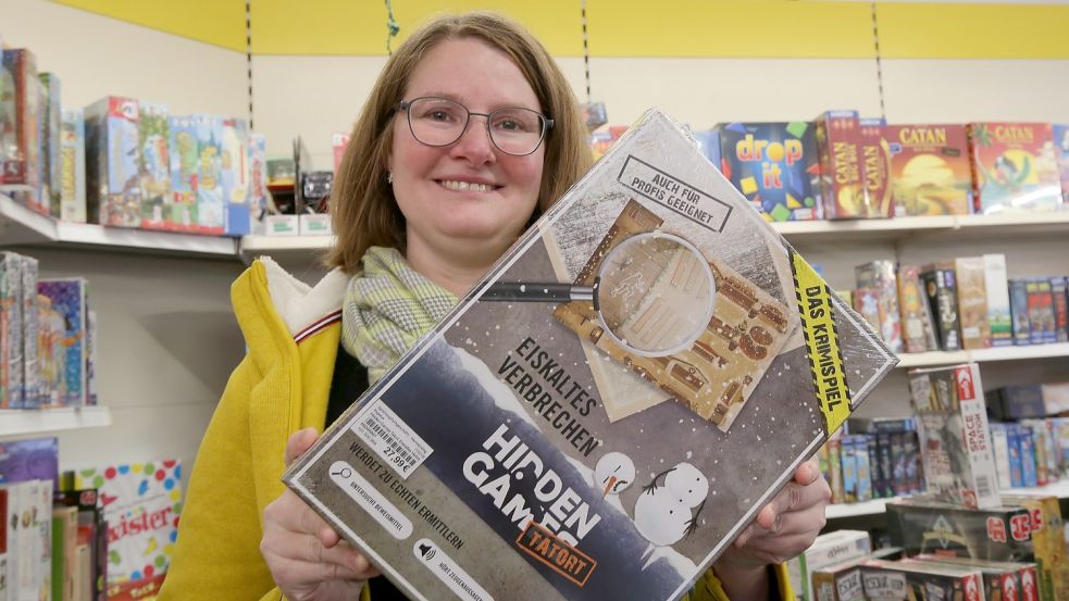Andrea Uphoff von Hermerding Kindermoden und Spielwaren in Aurich sucht an Silvester Mörder mit der Hidden-Games-Tatort-Reihe. Foto: Böning