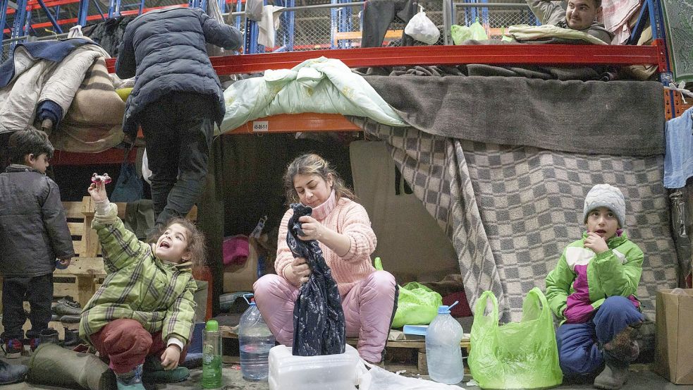 Das Bild zeigt das Logistikzentrum „Bruzgi“ in Grodno an der belarussisch-polnischen Grenze. Hier wäscht eine Frau gerade ihre Kleidung. DPA-Foto: Pavel Golovkin