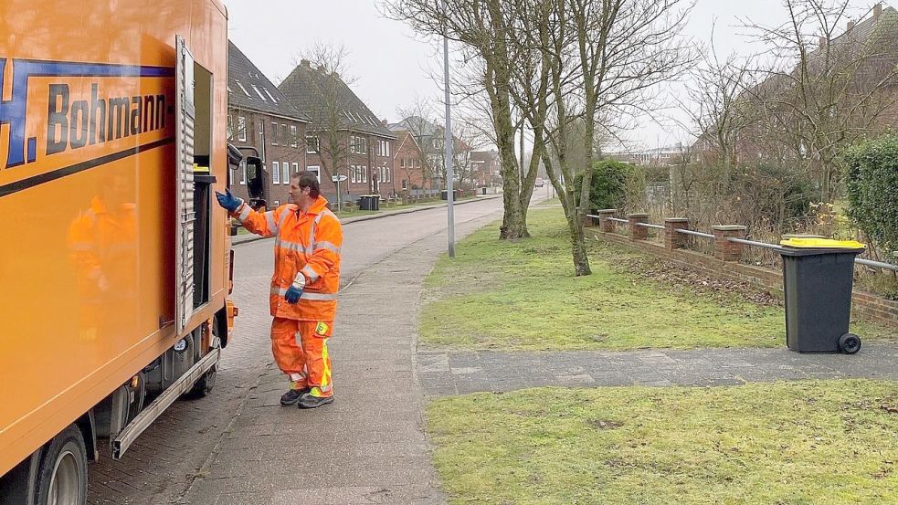 Otto Tetzlaff von der Firma Bohmann verteilt Gelbe Tonne auf der Insel. Foto: privat