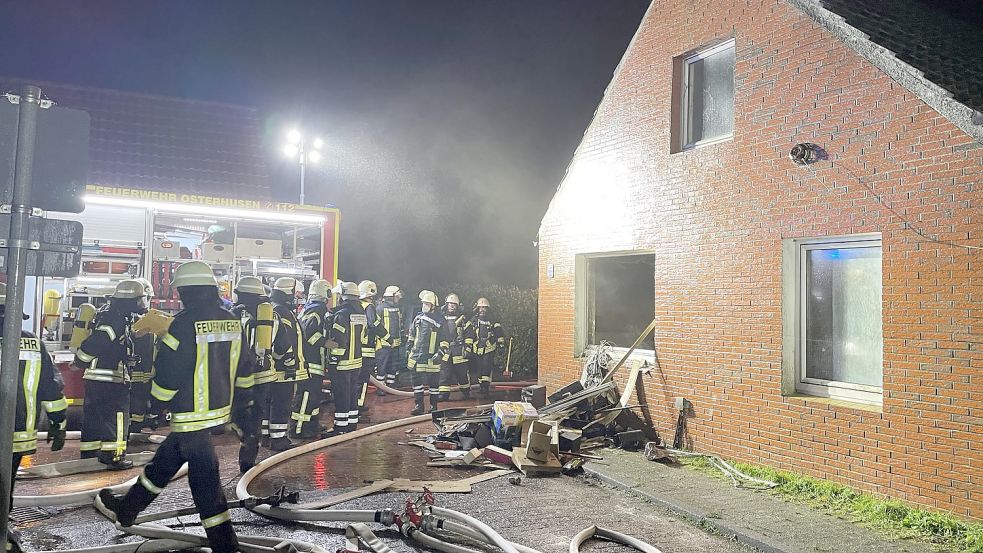 Zahlreiche Einsatzkräfte waren bei dem Feuer vor Ort. Foto: Feuerwehr