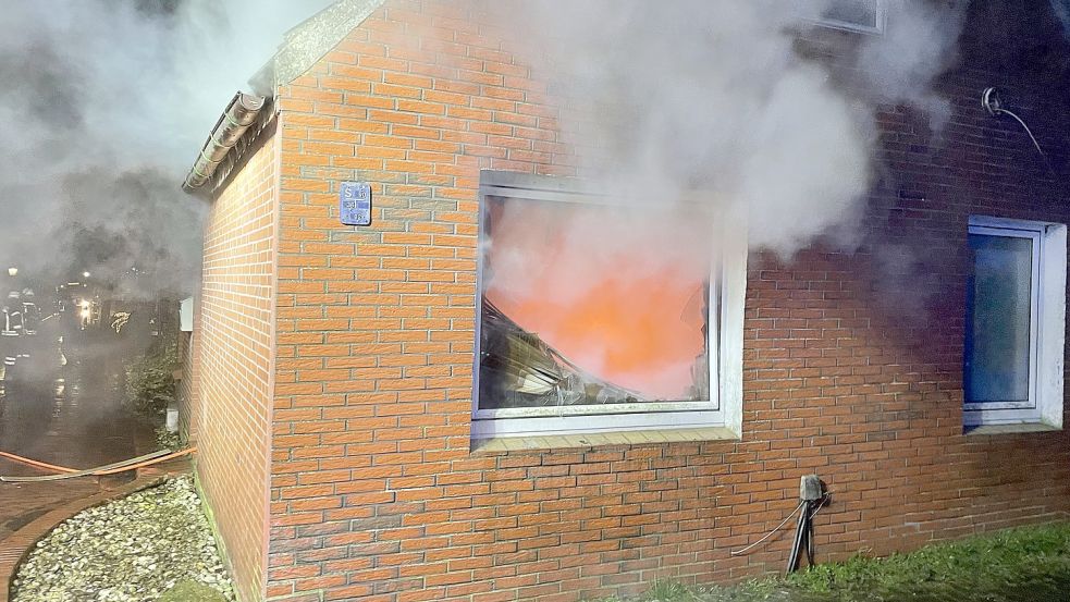 Die Doppelhaushälfte ist nach dem Brand unbewohnbar. Foto: Feuerwehr