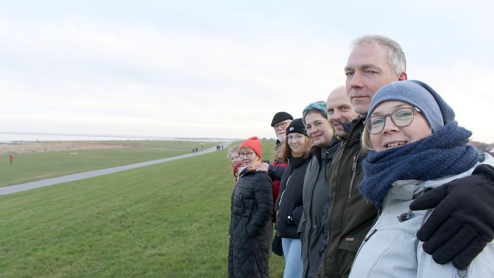Klaus Gal (hinten mit Mütze) aus Essen und seine Familie lieben den Blick aufs Meer. Vor allem im Winter. Foto: Oltmanns