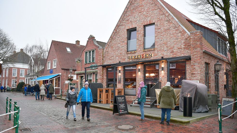 Als sich unsere Zeitung jetzt im Greetsieler Ortskern umsah, waren ein paar hundert Besucher unterwegs. Oftmals Paare oder kleine Gruppen. Fotos: Wagenaar