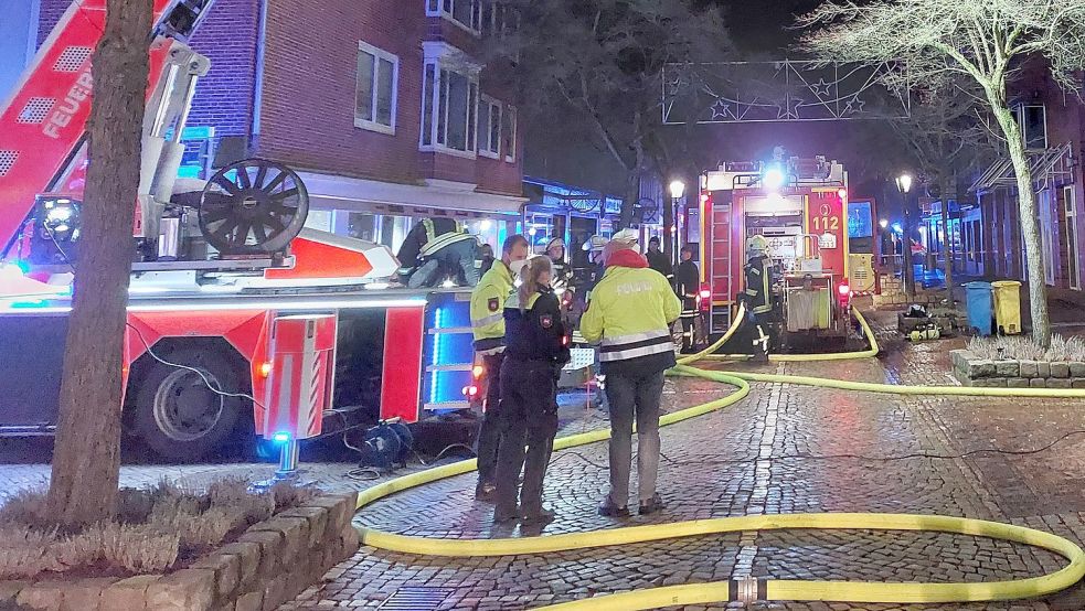Bei einem Feuer in Emden sind mehrere Menschen verletzt worden. Bild: Hanssen