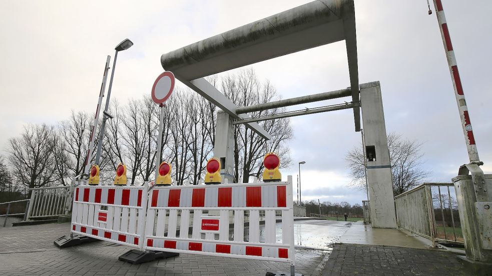 Die Brücke über den Ems-Jade-Kanal bleibt für Autofahrer bis Februar gesperrt. Sie sollen durch die Auricher Innenstadt fahren. Foto: Böning
