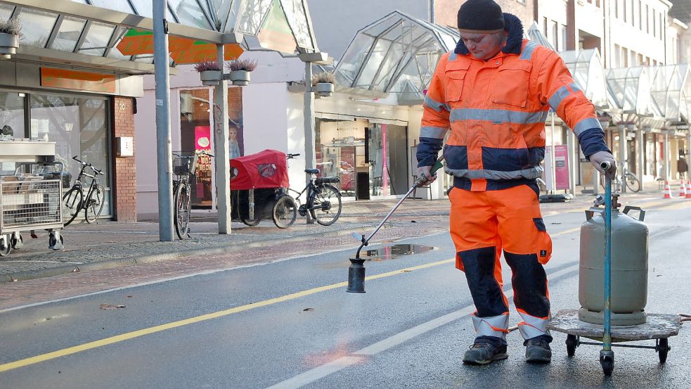 Letzte Arbeiten vor der Freigabe: Bauleiter Andreas Altergott von der Markierungsfirma beseitigte alte Leitlinien. Foto: H. Müller