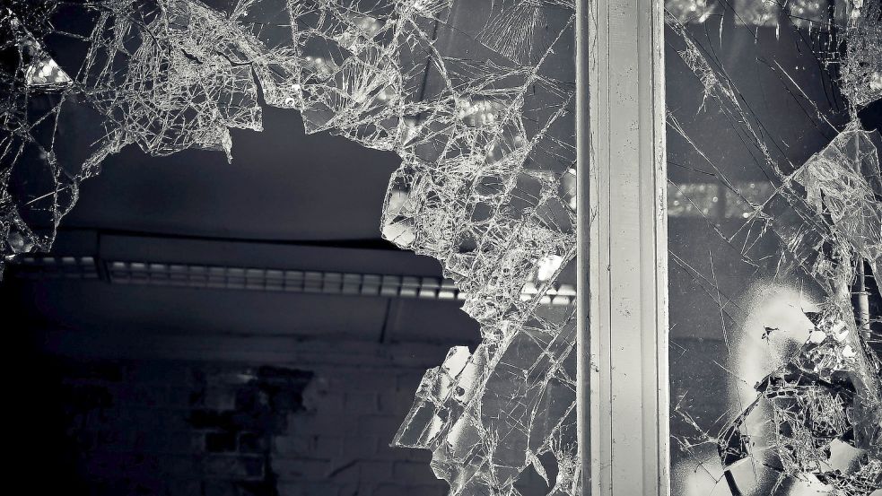Die Fenster wurden mit Steinen eingeworfen. Symbolfoto: Pixabay