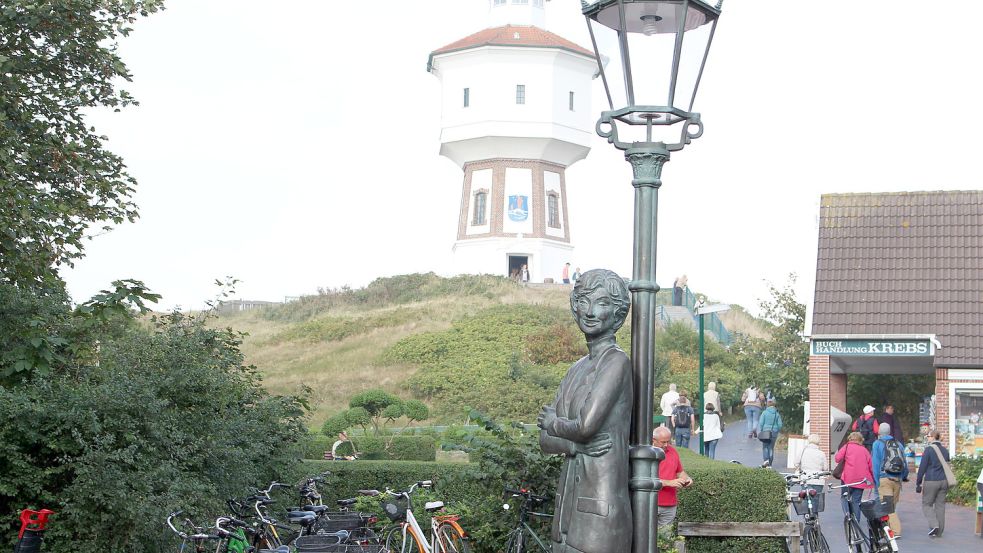 Der Wasserturm ist Langeoogs Wahrzeichen. Im Vordergrund eine Bronze der Sängerin Lale Andersen, die dort zeitweise lebte. Foto: Oltmanns