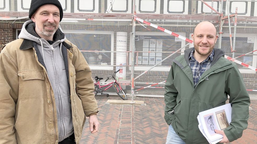 Hubert Rummeni (rechts) und Sven Rathjen vom Monumentendienst. Bilder: NDR/Ahrends