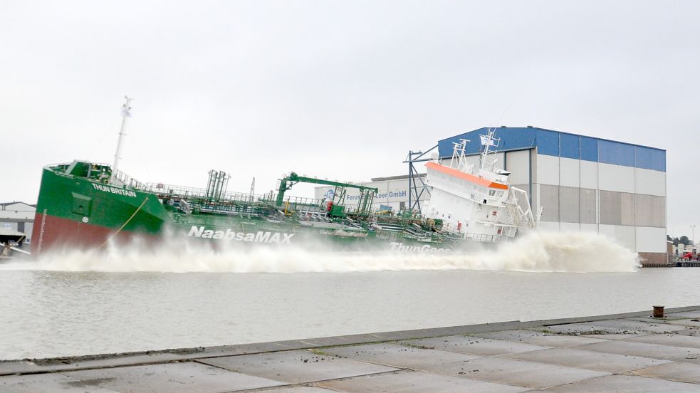 Beim Stapellauf wird das Schiff quasi seitlich ins Wasser gekippt. Foto: Kierstein