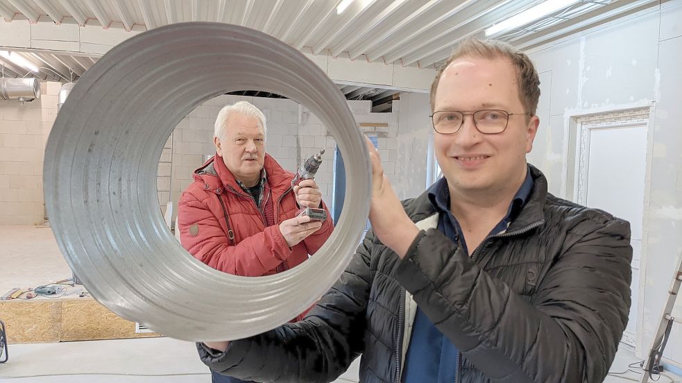 Die Mitglieder der Niederdeutschen Bühne packen für ihre Heimspielstätte kräftig mit an. Hier zusehen sind Bühnenleiter Christian Behrends (rechts) und Vorstandsmitglied Ludwig Büsing (links). Fotos: Homes