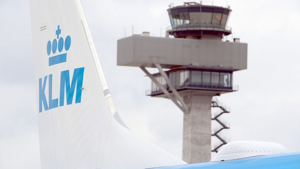 Die niederländische Fluggesellschaft KLM will mit dem in Delfzijl produzierten Bio-Kerosin jährlich 200.000 Tonnen CO2 einsparen – wenn die Fabrik denn irgendwann einmal steht. Foto: Stache/DPA-Zentralbild/DPA