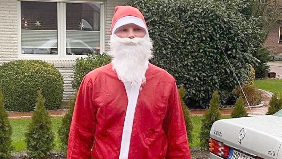 Heiligabend war auch der Weihnachtsmann in Laufschuhen unterwegs. Der Wiesmoorer Jens Schoone freute sich über viele winkende Autofahrer und grüßende Fußgänger.