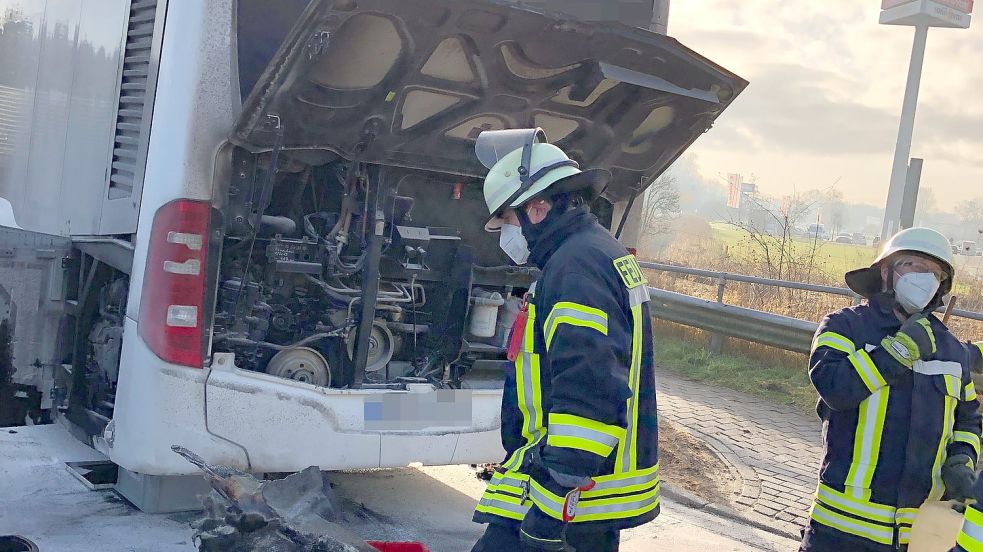 Die Feuerwehr rückte am Montagvormittag nach Nüttermoor aus. Foto: Busemann