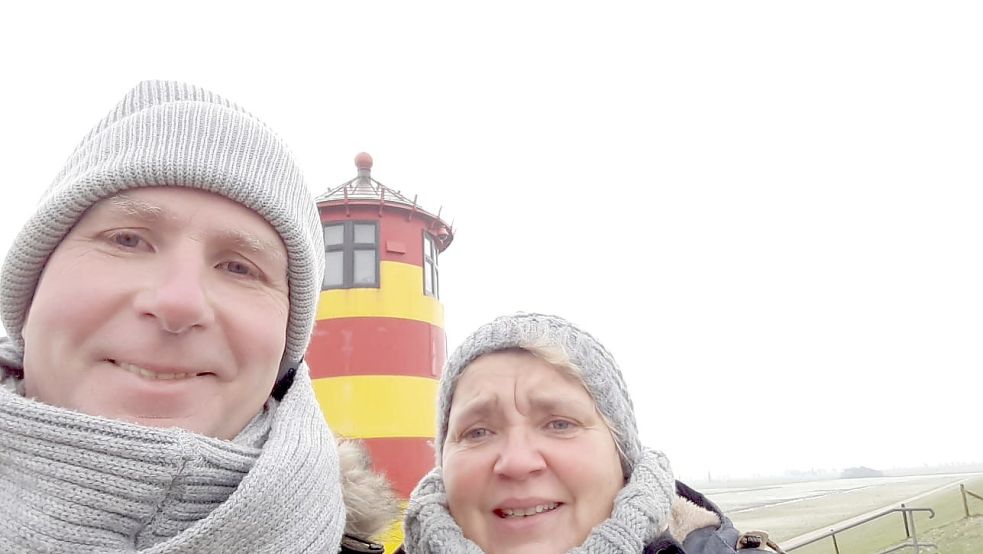 Andreas und Heike Limberg führte es auch zum Pilsumer Leuchtturm. Foto: Privat