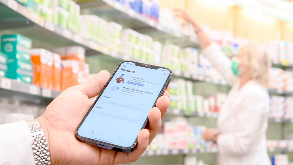 Das E-Rezept, das in der Apotheke über das Smartphone abgerufen werden kann, ist nur eine neue Möglichkeit zur Anwendung digitaler Technik. Foto: Assanimoghaddam/DPA