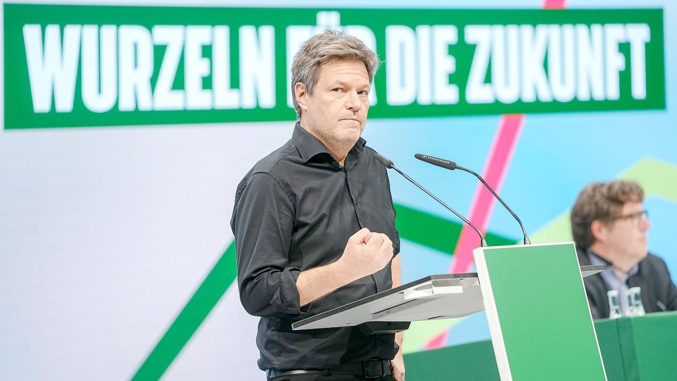 Wirtschafts- und Klimaschutzminister Robert Habeck (Grüne) will den Windkraft-Turbo zünden. Foto: Nietfeld/dpa