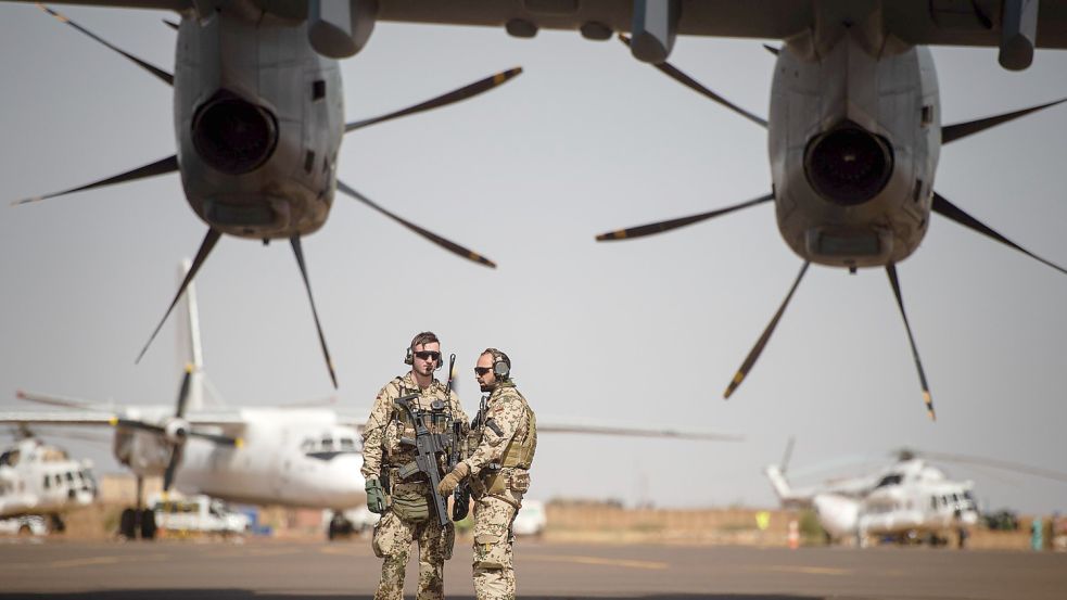 Einsatz in Mali: Deutsche Soldaten stehen am Flughafen in Gao und sichern ein Transportflugzeug. Foto: Bänsch/dpa