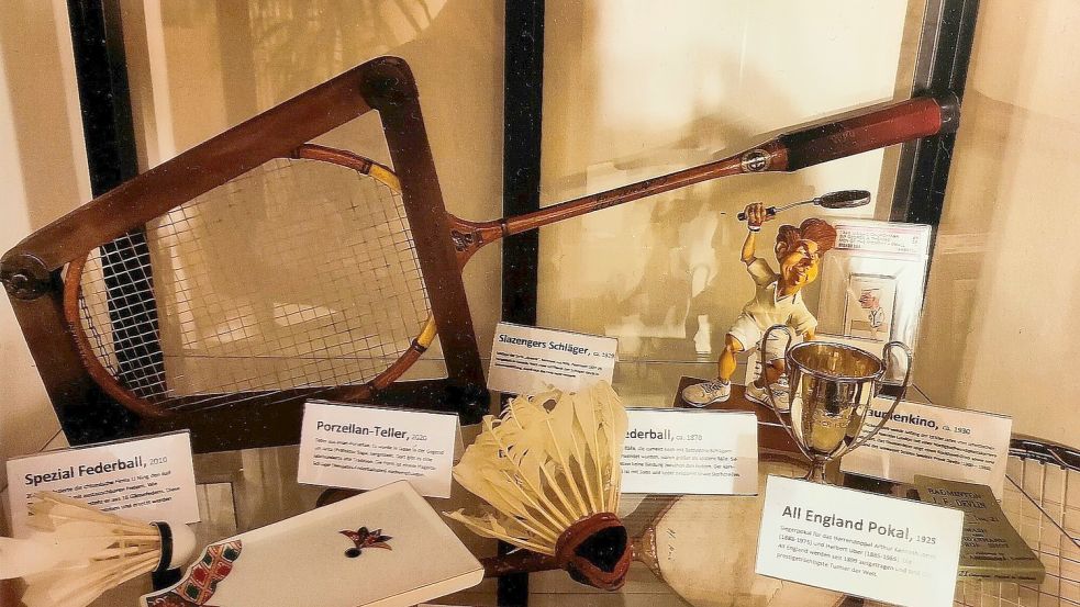 Allerlei Schätze beherbergt die Vitrine des Badminton-Experten. Ein Federball aus dem Jahre 1870 ist dort ebenso positioniert wie ein Schläger von 1929 oder ein Badminton-Porzellanteller neueren Datums aus Japan.