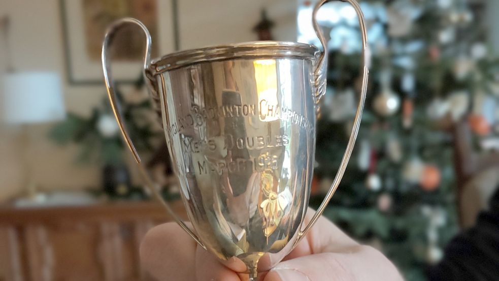 Der Leeraner besitzt diesen Siegerpokal des Männerdoppels von 1925 bei den All England Championships. Foto: Lilienthal