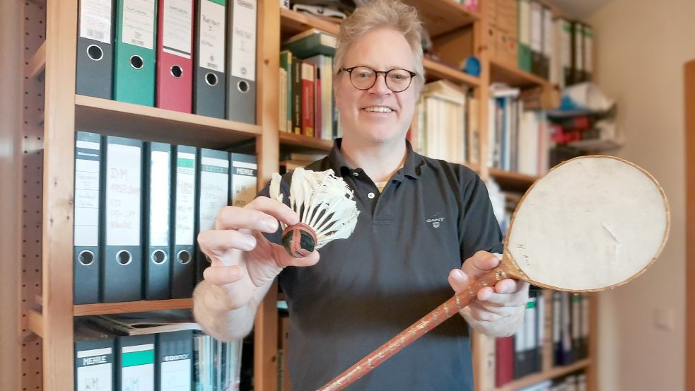 Brahms besitzt auch einen mit Pergament überzogenen Battledore-Schläger – den Vorgänger des Federballschlägers.