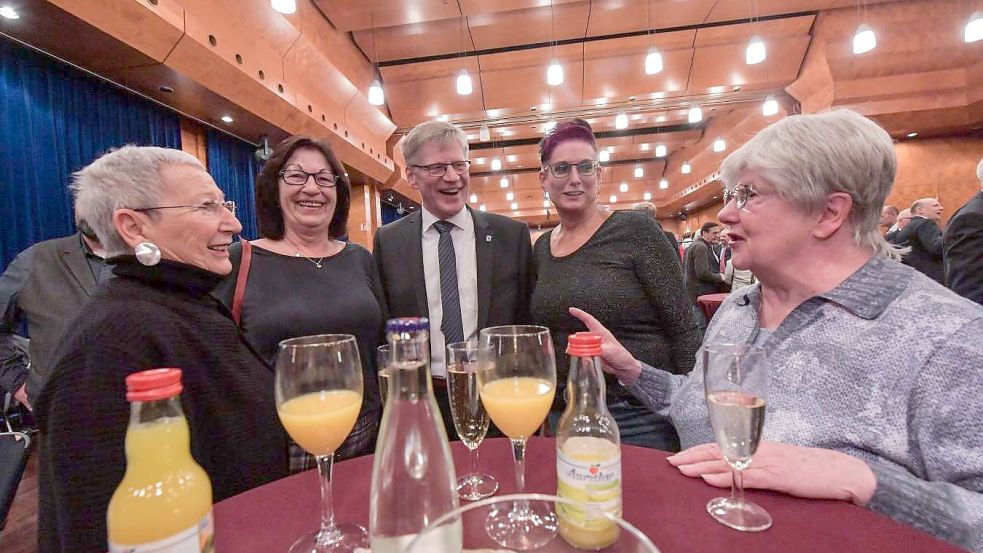 Beim Neujahrsempfang in der Auricher Stadthalle ging es vor zwei Jahren lustig und gesellig zu. Fotos: Archiv/Ortgies