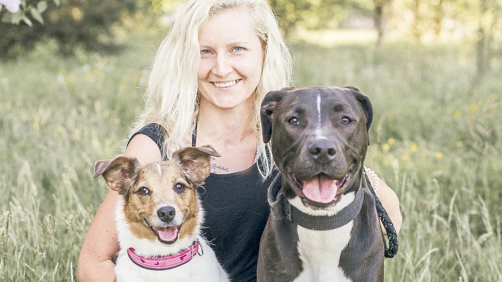 Die Norderin Anke Klopsteg hat 2017 die Hundesuchhilfe Ostfriesland gegründet. Hier ist sie mit ihren eigenen beiden Vierbeiner Merle und Mathilda abgebildet. Foto: Privat