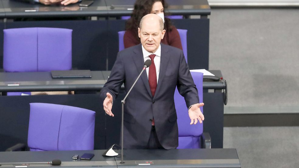 Der neue Bundeskanzler Olaf Scholz bei seiner ersten Befragung durch den Bundestag. Foto: Shan Yuqi via www.imago-images.de