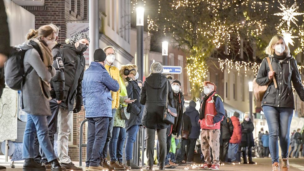 In Leer gab es jüngst eine Menschenkette als Zeichen gegen verschwörungsideologische Coronaproteste. In Emden wird für Sonnabend zu einer ähnlichen Aktion aufgerufen. Foto: Ortgies/Archiv