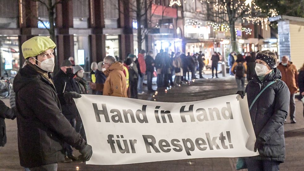 Ein respektvoller Umgang miteinander war den Teilnehmern der Menschenkette wichtig. Foto: Ortgies