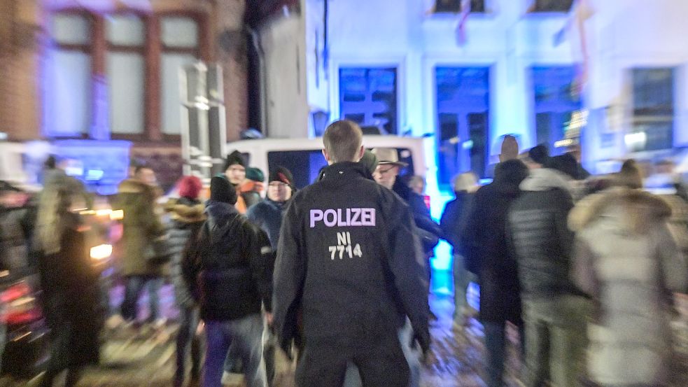 Auf dem Waageplatz stoppte die Polizei den Spaziergang der Gegner der Corona-Maßnahmen. Foto: Ortgies