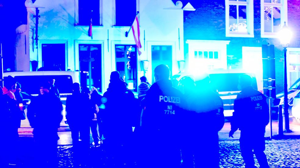 Innerhalb von wenigen Sekunden tauchten mehrere Polizeifahrzeuge am Waageplatz auf. Foto: Ortgies