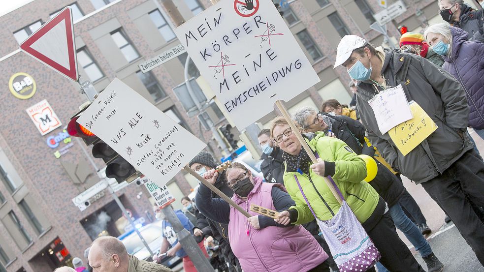 Als „überwiegend ganz normale Bürger“ fasst die Polizei die Teilnehmer der beiden Demonstrationen in Emden zusammen. Foto: J. Doden