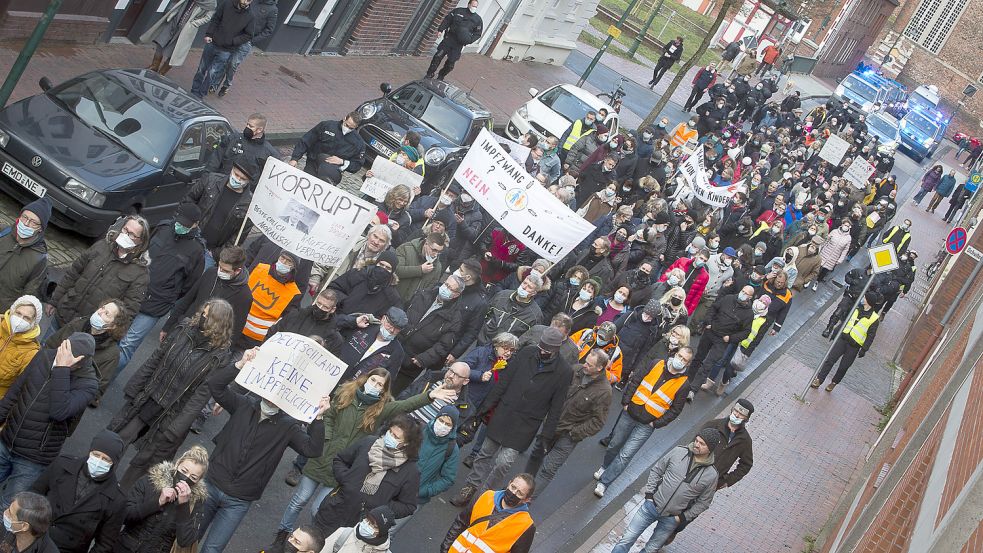Der Marsch der Impfpflicht-Gegner führt durch die Friedrich-Ebert-Straße. Foto: J. Doden