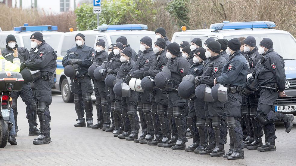 Zu den beiden Demonstrationen erhielt die Polizeiinspektion Leer/Emden Verstärkung von einer Hundertschaft der Einsatzbereitschaft Oldenburg. Foto: J. Doden