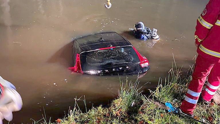 Nur noch das Heck ragte aus dem Wasser. Foto: Kreisfeuerwehrverband