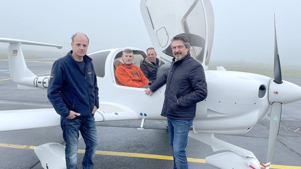 Für Ausbildung und Mitgliederflüge wird das Flugzeug mit der Kennung D-EYZY künftig genutzt. Die Vorstandsmitglieder Wilfried Batreau (links stehend), Michael Buse, Olaf Heyme (beide sitzend) und Marcus Spelters (rechts) sind zufrieden. Foto: Nording