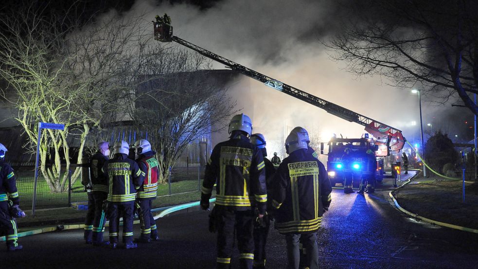 Gut eineinhalb Stunden nach Eintreffen der ersten Wehren wütete das Feuer noch immer in der Lagerhalle. Foto: Ullrich