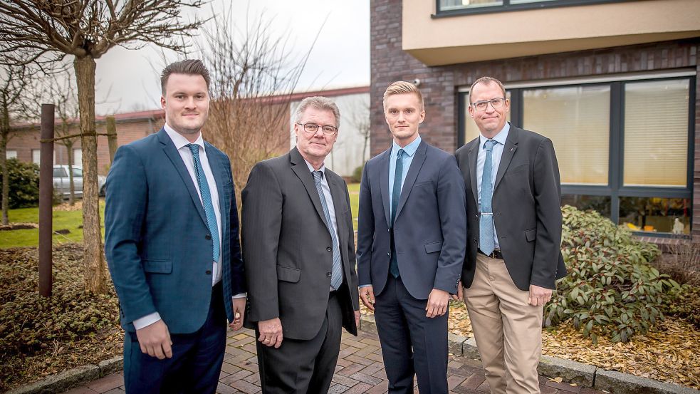 Die Führung von B-Plast 2000 (von links), Arne, Theo und Stefan Bohlen sowie Thomas Janssen, erweitert kontinuierlich. Nun soll auch die Halle im Bildhintergrund, die direkt neben dem Verwaltungsgebäude steht, mit ins Firmengelände integriert werden. Foto: Cordsen