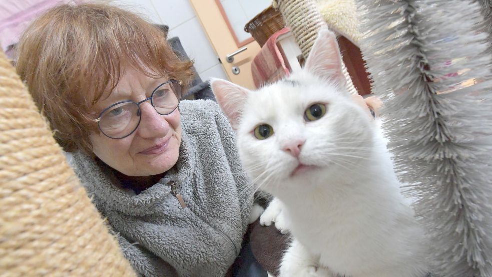 Iris Holzapfel kümmert sich seit Jahrzehnten um Tiere. Fotos: Ortgies