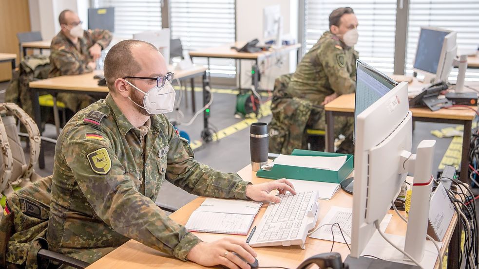 Soldaten unterstützen bei der Kontaktnachverfolgung. Symbolfoto: Schuldt/DPA