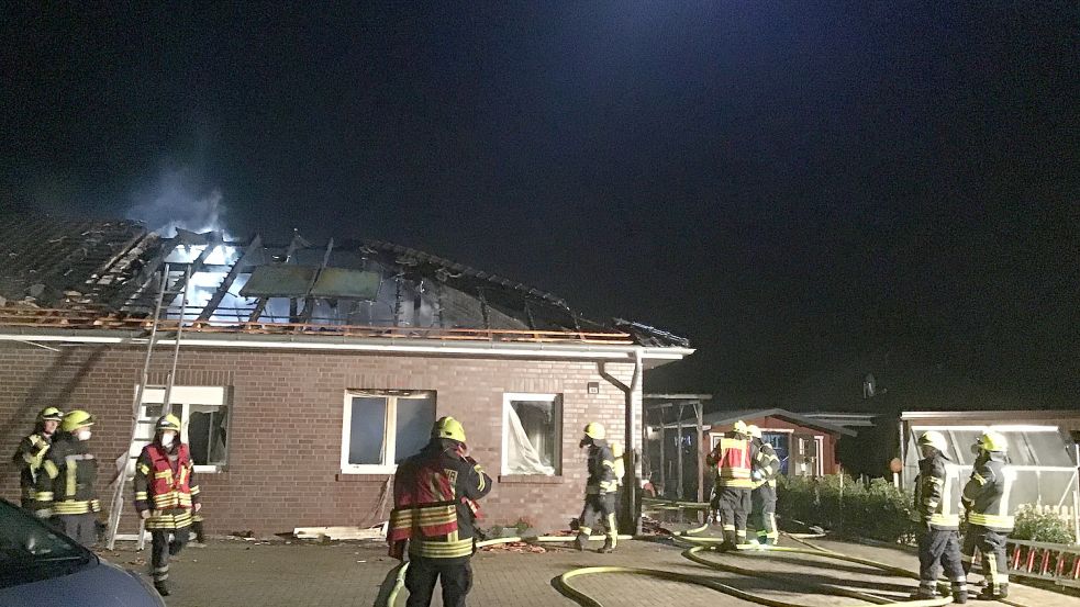 Bis in die frühen Morgenstunden kämpften die Mitglieder der Feuerwehr in Blomberg gegen Glutnester. Fotos: Boschbach