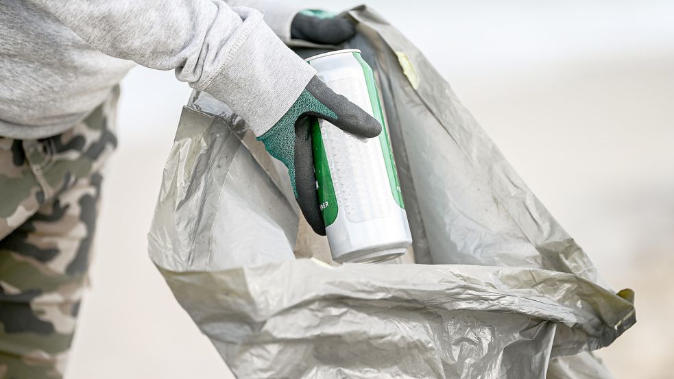 Wer am Sonntag, 6. Februar, mithelfen möchte, kann einfach um 10 Uhr zur Kesselschleuse kommen. Dort gibt es Handschuhe und Müllsäcke. Symbolfoto: dpa
