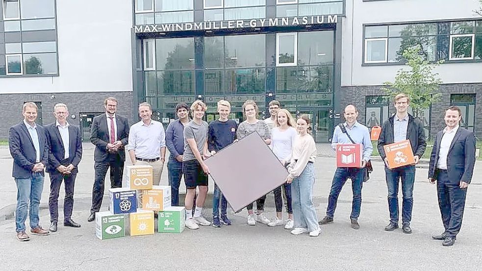 Eine Photovoltaik-Dachplatte halten die Schülerinnen und Schüler des Max-Windmüller-Gymnasiums schon im August in den Händen. Jetzt soll die Anlage demnächst in Betrieb genommen werden. Foto: Archiv